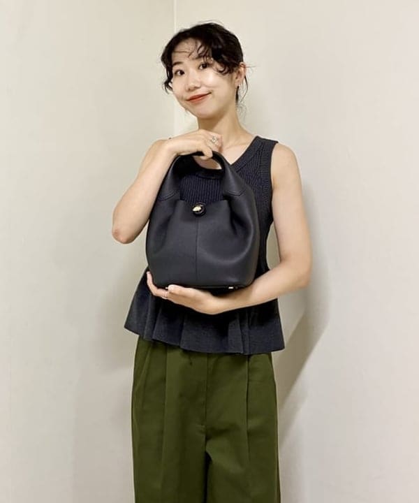 中丸　栞さんの「BEAMS WOMEN｜2タック チノパンツ」を使ったコーディネート