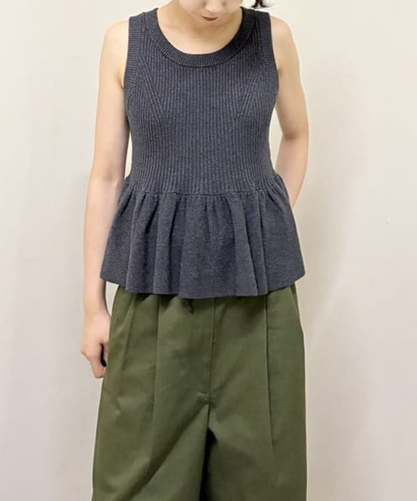 中丸　栞さんの「BEAMS WOMEN｜2タック チノパンツ」を使ったコーディネート
