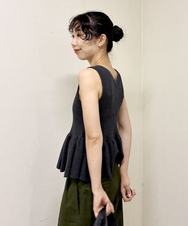 中丸　栞さんの「BEAMS WOMEN｜2タック チノパンツ」を使ったコーディネート