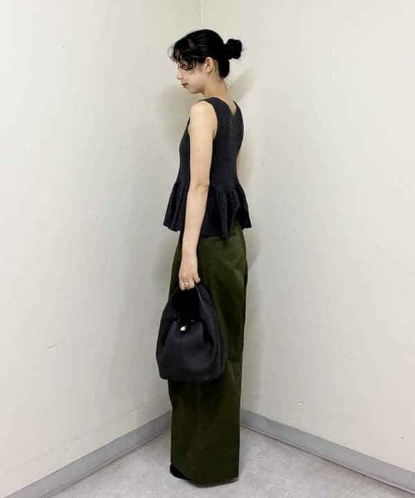 中丸　栞さんの「BEAMS WOMEN｜2タック チノパンツ」を使ったコーディネート