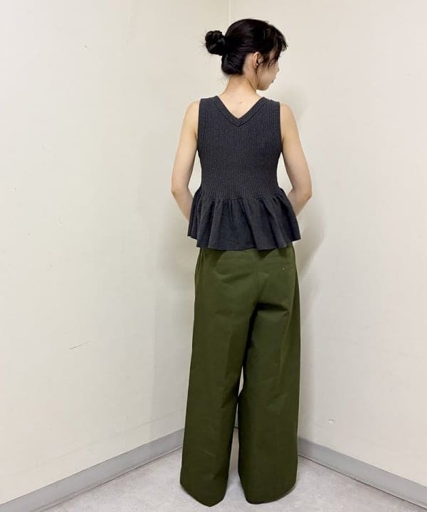 中丸　栞さんの「BEAMS WOMEN｜2タック チノパンツ」を使ったコーディネート