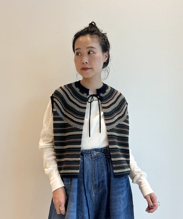 清水 彩乃さんの「BEAMS WOMEN｜マルチボーダー ベスト」を使ったコーディネート