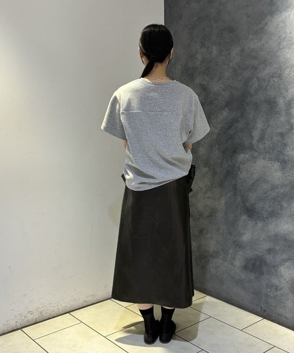 OSUMIさんの「BEAMS WOMEN｜ブークレ アシンメトリーヘム Tシャツ」を使ったコーディネート
