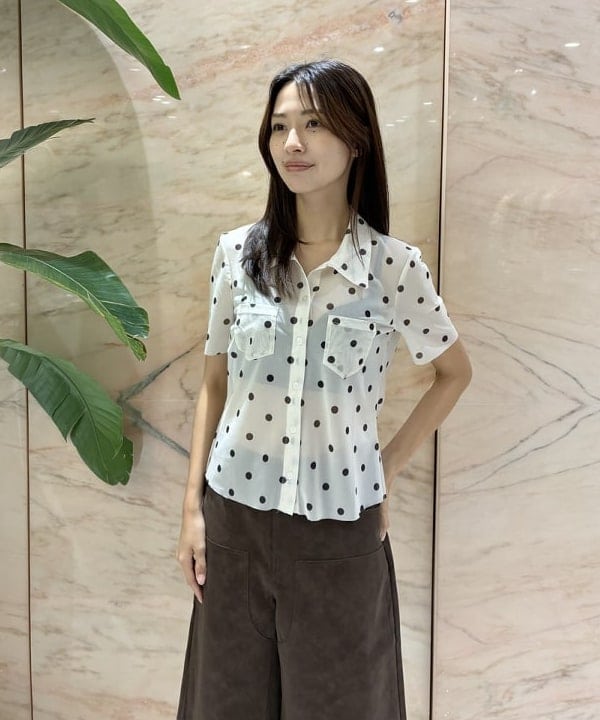 茂野 真楓さんの「BEAMS WOMEN｜BAUM UND PFERDGARTEN / JONIE メッシュ ドット シャツ」を使ったコーディネート