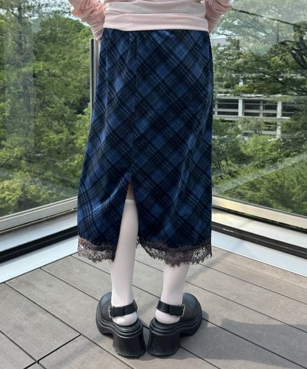 リズさんの「BEAMS WOMEN｜ベロア プリント レース ヘム スカート」を使ったコーディネート