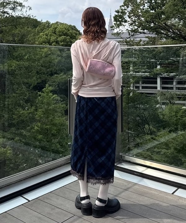 リズさんの「BEAMS WOMEN｜ベロア プリント レース ヘム スカート」を使ったコーディネート