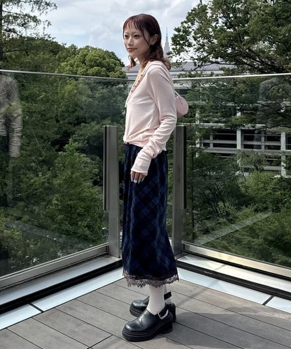 リズさんの「BEAMS WOMEN｜ベロア プリント レース ヘム スカート」を使ったコーディネート