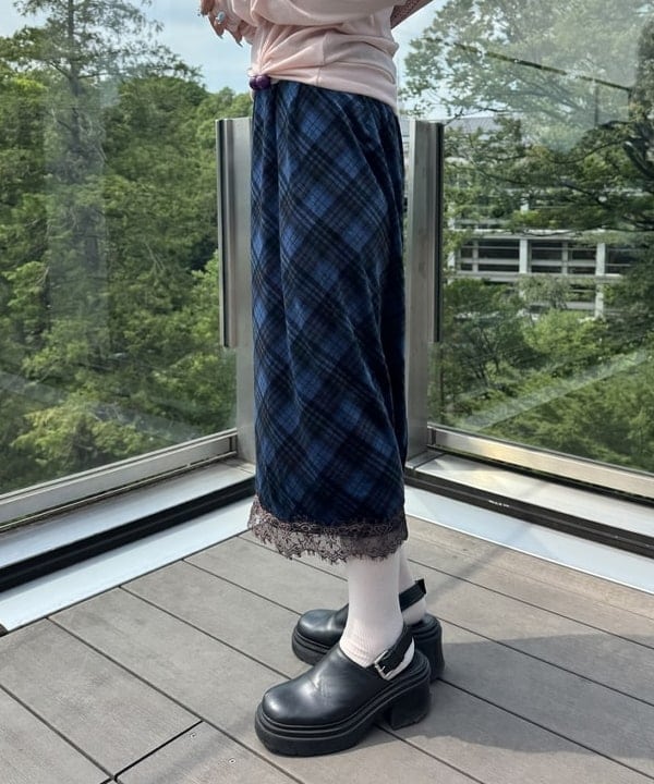 リズさんの「BEAMS WOMEN｜ベロア プリント レース ヘム スカート」を使ったコーディネート