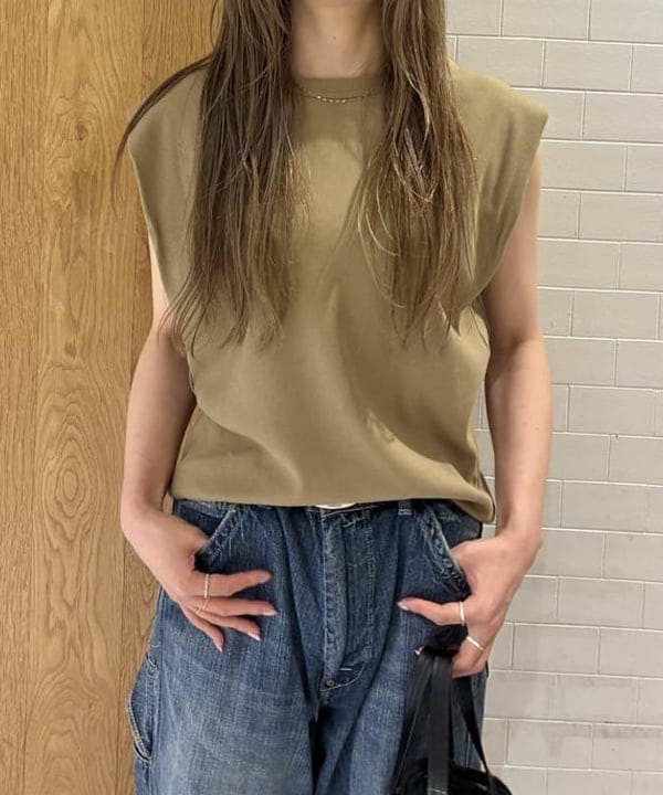 CHIHIROさんの「BEAMS WOMEN｜【別注】スタイリスト佐藤佳菜子 &times; SLOANE / リブ クルーネック フレンチスリーブ トップス」を使ったコーディネート