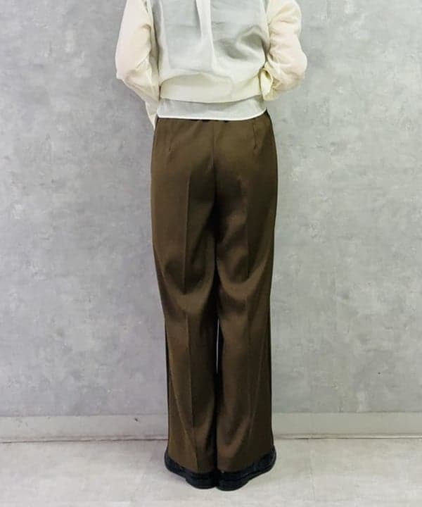 岩沢 珠代さんの「BEAMS WOMEN｜AK+1 / サテン 側章 ワイドパンツ」を使ったコーディネート