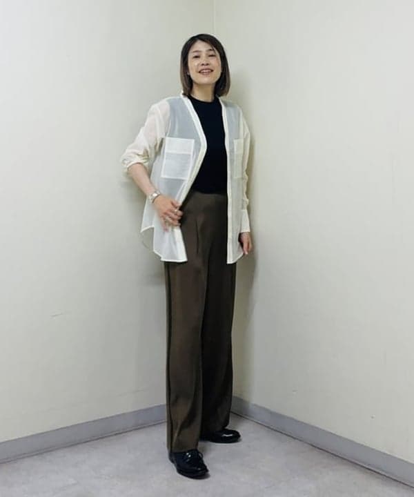 岩沢 珠代さんの「BEAMS WOMEN｜AK+1 / サテン 側章 ワイドパンツ」を使ったコーディネート