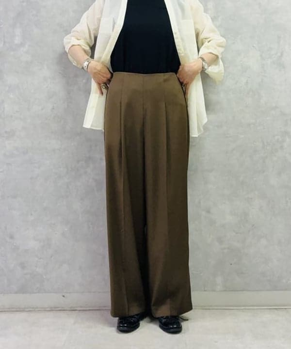 岩沢 珠代さんの「BEAMS WOMEN｜AK+1 / サテン 側章 ワイドパンツ」を使ったコーディネート