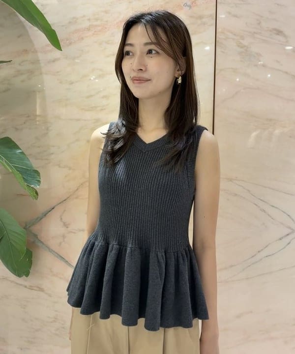 茂野 真楓さんの「BEAMS WOMEN｜ギャザー ペプラム ノースリーブ トップス」を使ったコーディネート