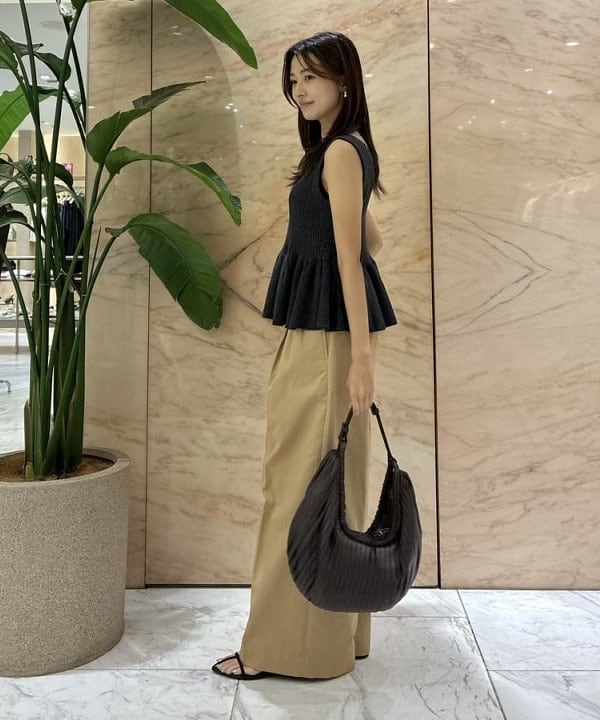 茂野 真楓さんの「BEAMS WOMEN｜ギャザー ペプラム ノースリーブ トップス」を使ったコーディネート