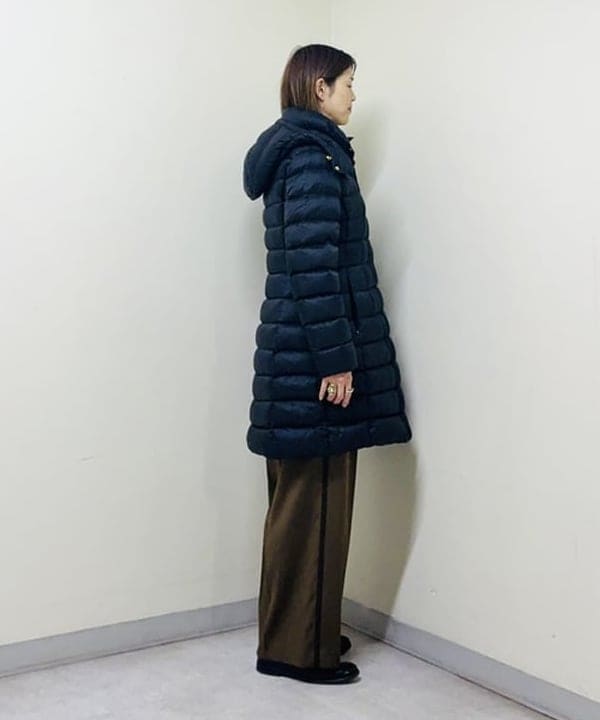 岩沢 珠代さんの「BEAMS WOMEN｜AK+1 / サテン 側章 ワイドパンツ」を使ったコーディネート