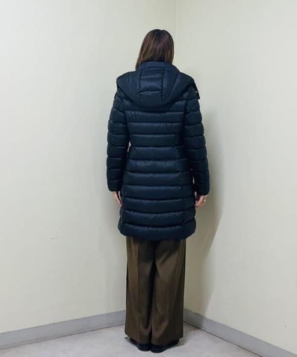 岩沢 珠代さんの「BEAMS WOMEN｜AK+1 / サテン 側章 ワイドパンツ」を使ったコーディネート