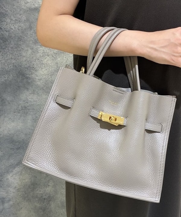 中田 優紀子さんの「BEAMS WOMEN｜AK+1 / コットンボイル ストライプ シャツ」を使ったコーディネート