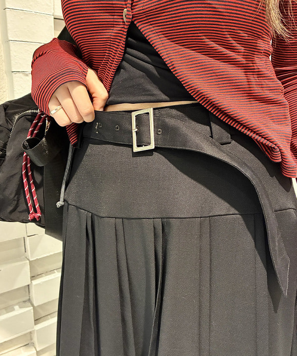江口 息吹さんの「BEAMS WOMEN｜チェック プリーツ ミディ スカート」を使ったコーディネート