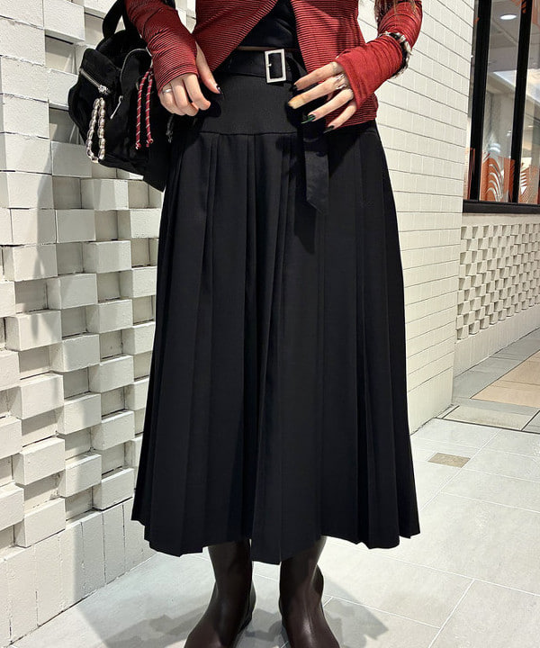 江口 息吹さんの「BEAMS WOMEN｜チェック プリーツ ミディ スカート」を使ったコーディネート