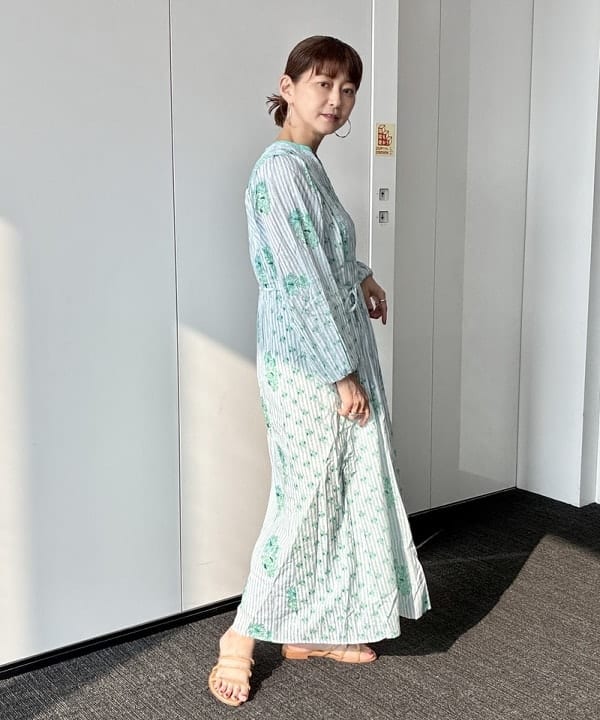 桑原 ふみさんの「BEAMS WOMEN｜ne Quittez pas / コットンジャカード リリープリント シャーリング ワンピース」を使ったコーディネート