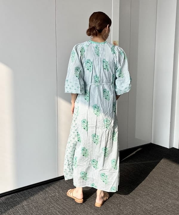 桑原 ふみさんの「BEAMS WOMEN｜ne Quittez pas / コットンジャカード リリープリント シャーリング ワンピース」を使ったコーディネート