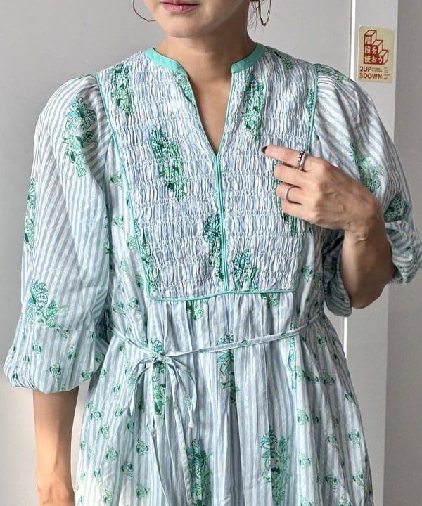 桑原 ふみさんの「BEAMS WOMEN｜ne Quittez pas / コットンジャカード リリープリント シャーリング ワンピース」を使ったコーディネート