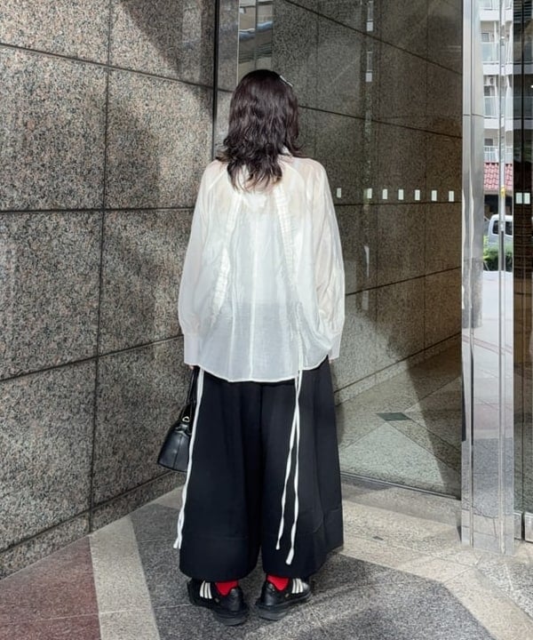 須賀さんの「BEAMS WOMEN｜Chalulu / クリスタル フラワー クリップ」を使ったコーディネート