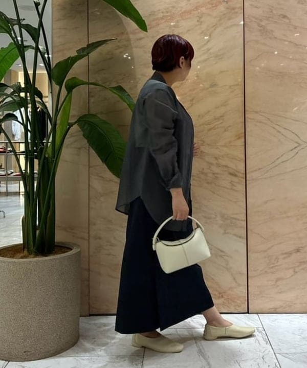 塚越 有紀さんの「BEAMS WOMEN｜ダブルポケット ヒヨク シャツ」を使ったコーディネート