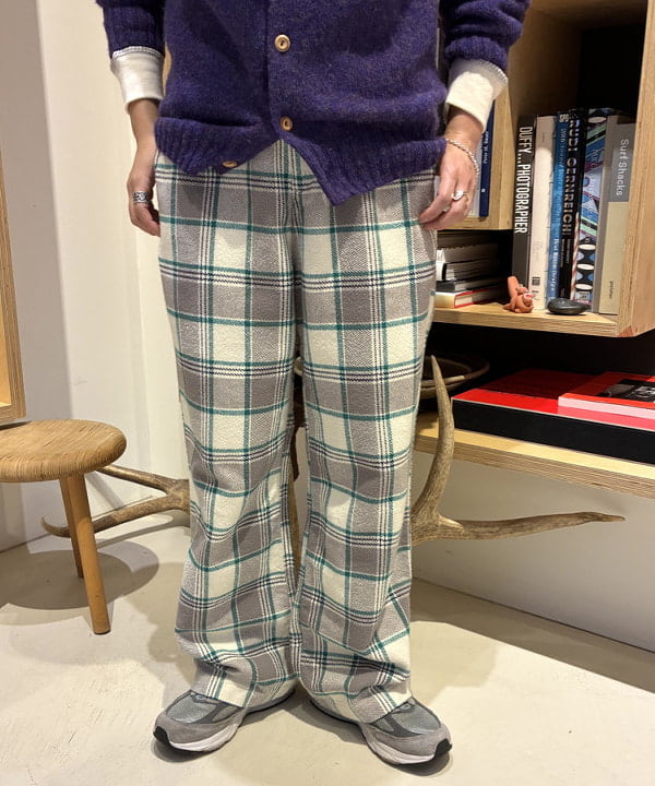 吉野 多恵さんの「BEAMS WOMEN｜ボーイ ワーク チェック パンツ」を使ったコーディネート