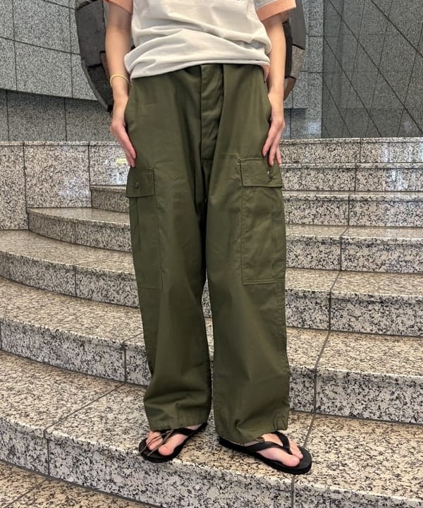 サワイさんの「BEAMS WOMEN｜【別注】BUZZ RICKSON'S / ポプリン アーミーパンツ」を使ったコーディネート
