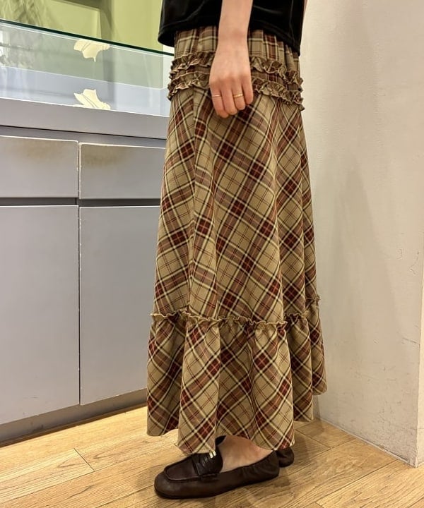 神坂 莉子さんの「BEAMS WOMEN｜チェック ティアード フリル スカート」を使ったコーディネート
