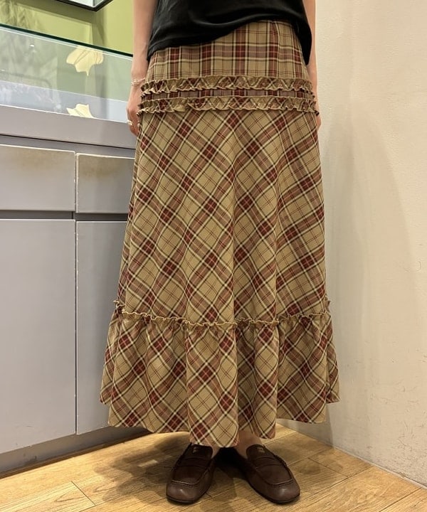 神坂 莉子さんの「BEAMS WOMEN｜チェック ティアード フリル スカート」を使ったコーディネート