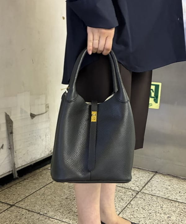 野村 美紅さんの「BEAMS WOMEN｜VIOLAd&rsquo;ORO / TRERO 縦型 クロア ショルダーバッグ M」を使ったコーディネート