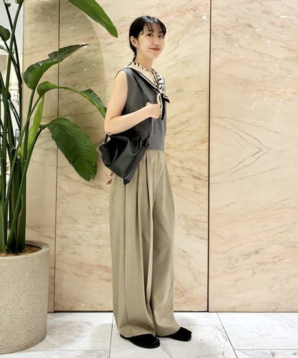中丸　栞さんの「BEAMS WOMEN｜Vネック ベスト」を使ったコーディネート