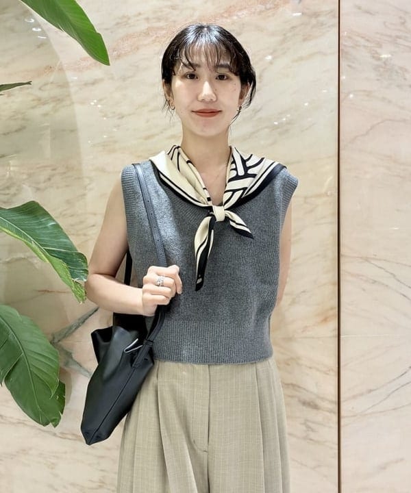 中丸　栞さんの「BEAMS WOMEN｜Vネック ベスト」を使ったコーディネート