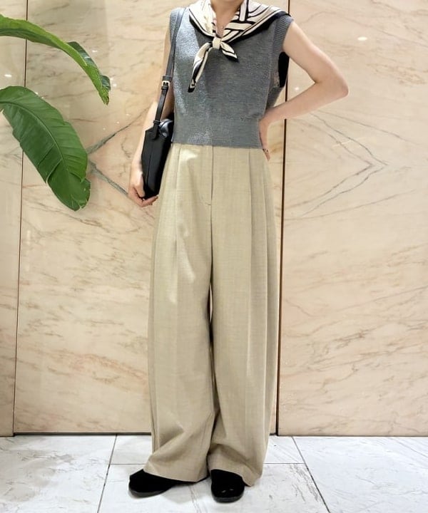 中丸　栞さんの「BEAMS WOMEN｜Vネック ベスト」を使ったコーディネート