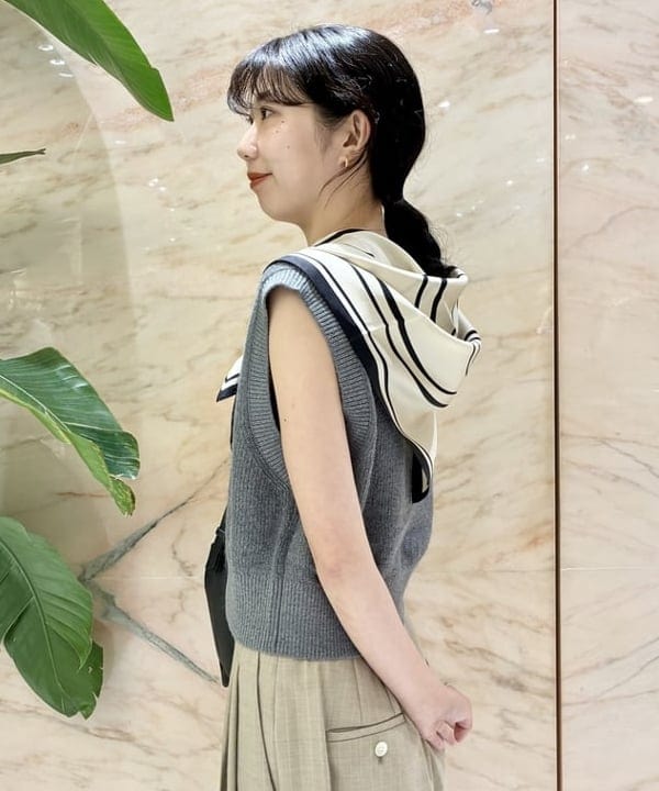 中丸　栞さんの「BEAMS WOMEN｜Vネック ベスト」を使ったコーディネート