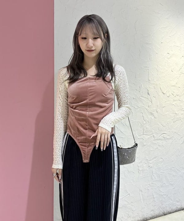 湯谷 あすかさんの「BEAMS WOMEN｜ベロア ボディスーツ キャミソール」を使ったコーディネート