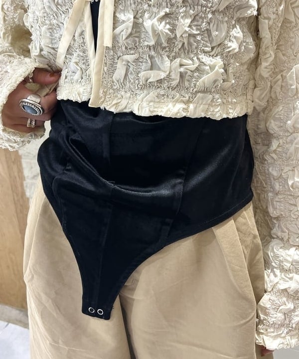 チナさんの「BEAMS WOMEN｜シャーリング ボレロ ブラウス」を使ったコーディネート