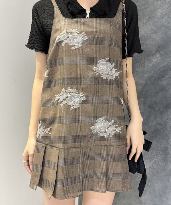 湯谷 あすかさんの「BEAMS WOMEN｜チェック 刺繍 ミニ ワンピース」を使ったコーディネート