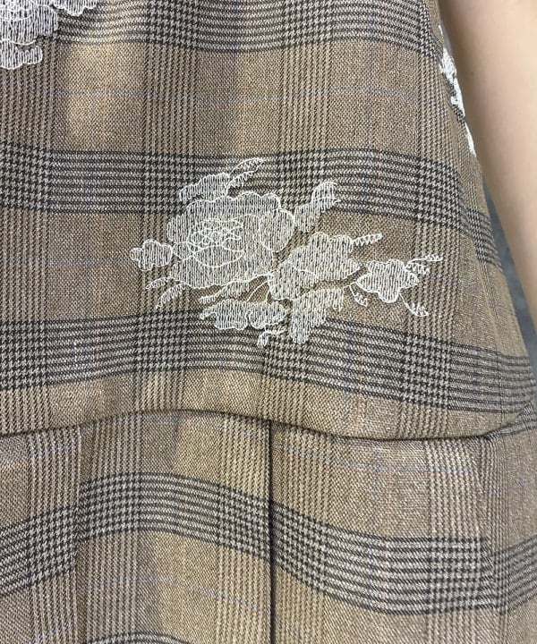 湯谷 あすかさんの「BEAMS WOMEN｜チェック 刺繍 ミニ ワンピース」を使ったコーディネート