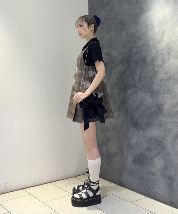 湯谷 あすかさんの「BEAMS WOMEN｜チェック 刺繍 ミニ ワンピース」を使ったコーディネート