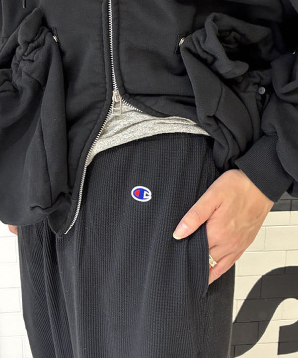 マツミヤさんの「BEAMS WOMEN｜【別注】Champion / サーマル パンツ」を使ったコーディネート