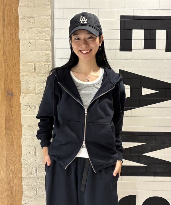 津藤 理佐子さんの「BEAMS WOMEN｜【別注】Gramicci / ワイド スウェットパンツ」を使ったコーディネート