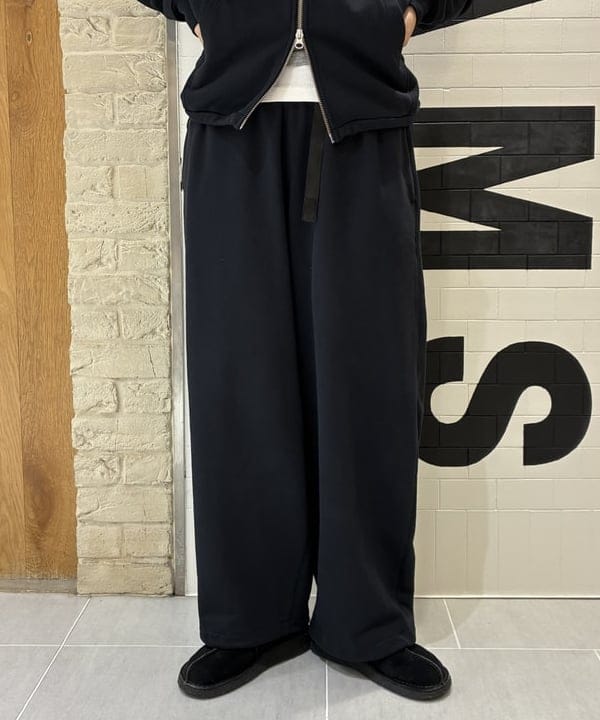 津藤 理佐子さんの「BEAMS WOMEN｜【別注】Gramicci / ワイド スウェットパンツ」を使ったコーディネート