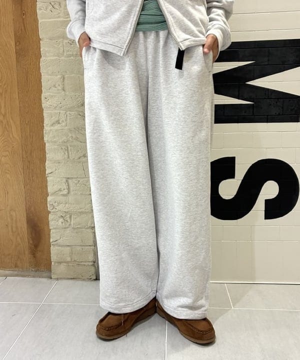 津藤 理佐子さんの「BEAMS WOMEN｜【別注】Gramicci / フルジップ パーカー」を使ったコーディネート