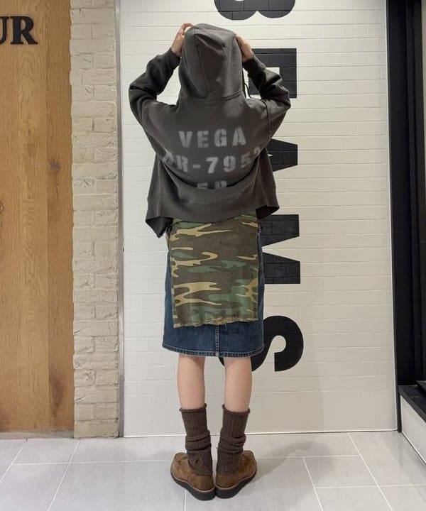 津藤 理佐子さんの「BEAMS WOMEN｜【別注】HEAR MY NAME &times; maturely / プリント ジップ フーディー」を使ったコーディネート