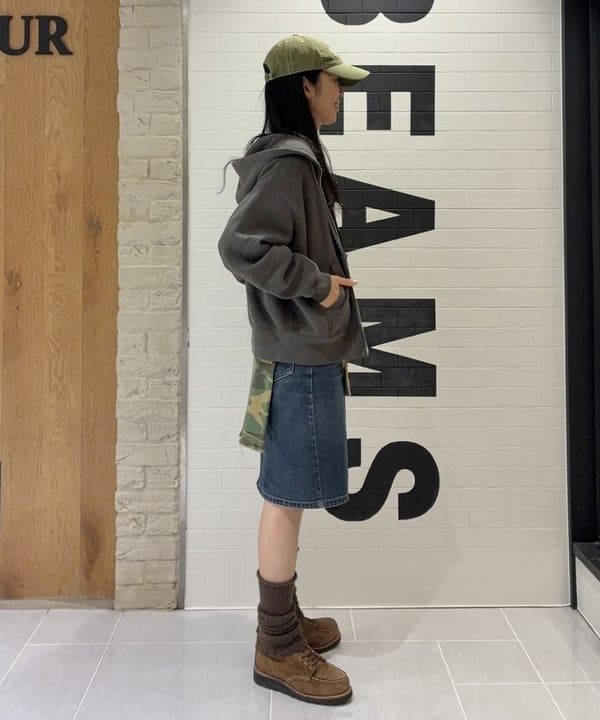 津藤 理佐子さんの「BEAMS WOMEN｜【別注】HEAR MY NAME &times; maturely / プリント ジップ フーディー」を使ったコーディネート