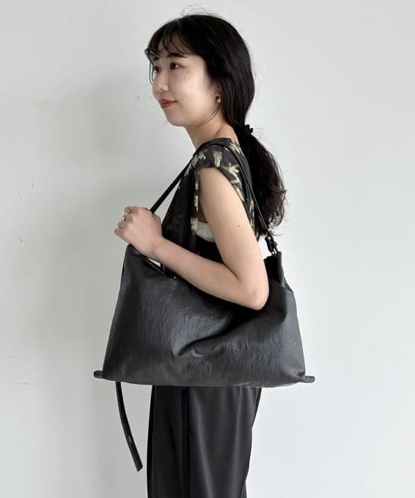 中丸　栞さんの「BEAMS WOMEN｜SOMEWHERE STUDIO / BOARD-WIDE WASH ナイロン バッグ」を使ったコーディネート