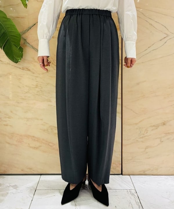 岩沢 珠代さんの「BEAMS WOMEN｜AK+1 / シャンブレー ハイネック ブラウス」を使ったコーディネート